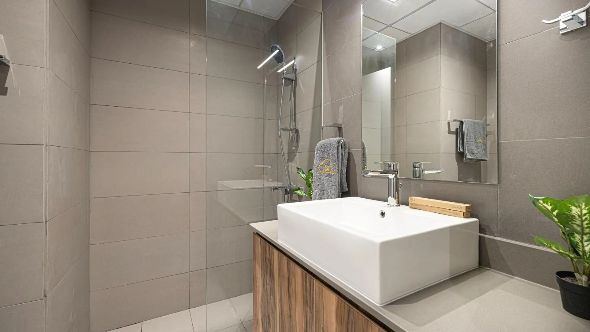 1Br The Monarch Suite By Blue Cloud Holidays Sharjah